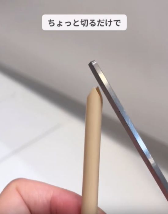 ストローに切り込みを入れただけ！　排水口掃除の裏技に「汚れがごっそり…」