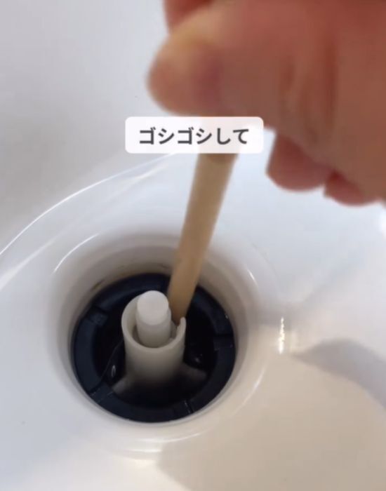 ストローに切り込みを入れただけ！　排水口掃除の裏技に「汚れがごっそり…」