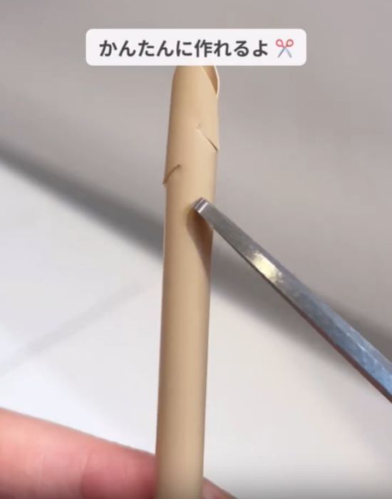 ストローに切り込みを入れただけ！　排水口掃除の裏技に「汚れがごっそり…」