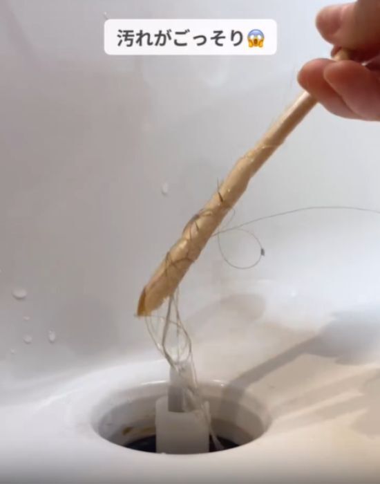 ストローに切り込みを入れただけ！　排水口掃除の裏技に「汚れがごっそり…」