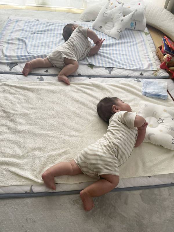 赤ちゃんの寝相に「金メダル」「芸術点高い」　思わず撮影した理由が？