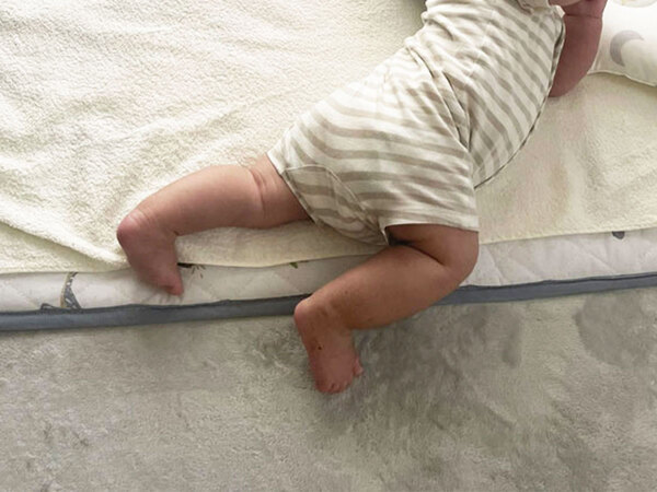 赤ちゃんの寝相に「金メダル」「芸術点高い」　思わず撮影した理由が？