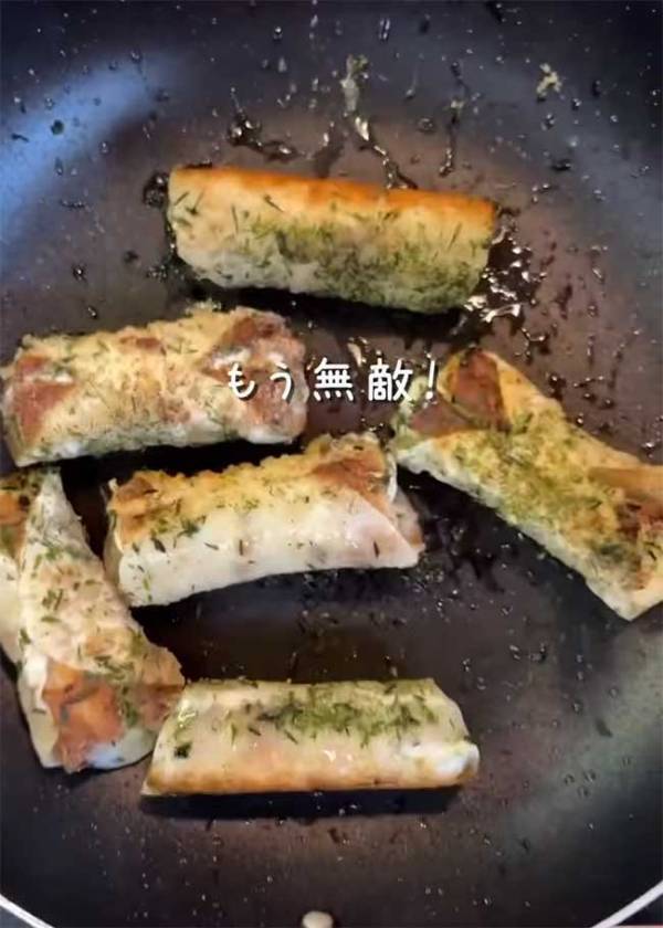 餃子の皮で包んだのは？　ありそうでなかった食べ方に「うますぎる」