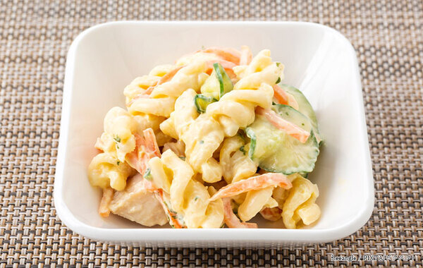 ギャル曽根、親子でクッキング！　マカロニサラダの作り方が違っていて面白い