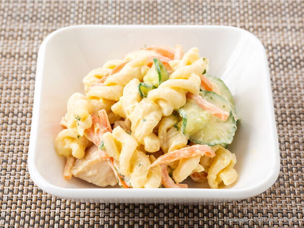 ギャル曽根、親子でクッキング！　マカロニサラダの作り方が違っていて面白い