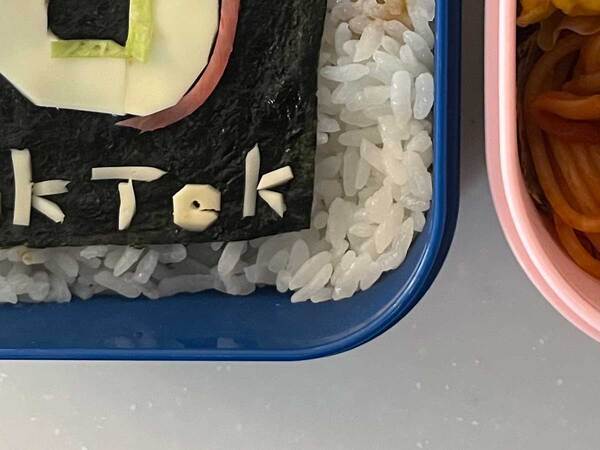 女子高生が弁当のフタを開けると…　まさかの中身に「すごすぎる！」「これは大好き」