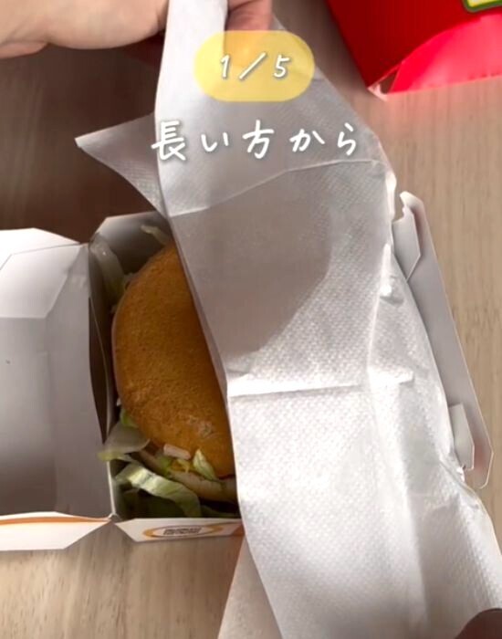 大きなバーガーでも手が汚れない！　画期的な食べ方に「真似したい」「便利すぎる」