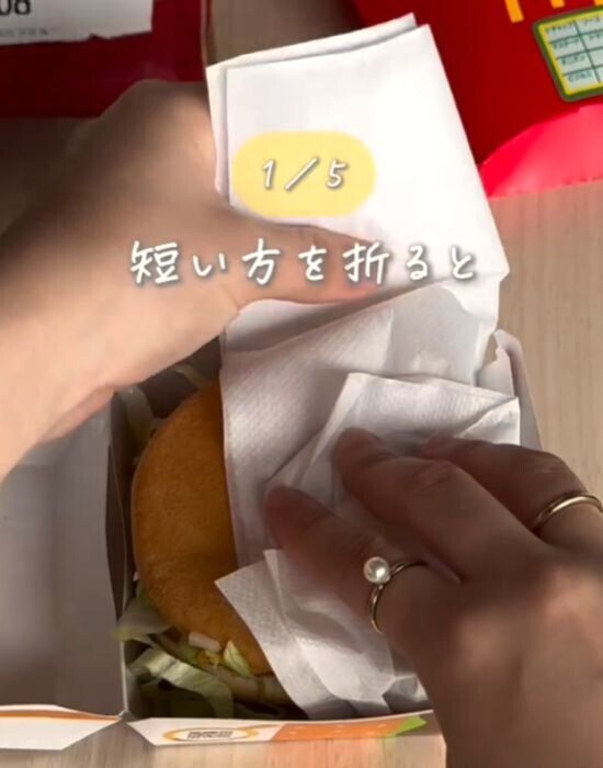 大きなバーガーでも手が汚れない！　画期的な食べ方に「真似したい」「便利すぎる」