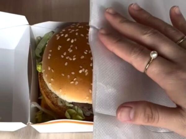 大きなバーガーでも手が汚れない！　画期的な食べ方に「真似したい」「便利すぎる」