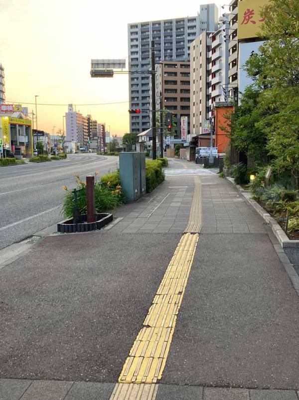 歩道にポツンと建てられた石碑　よく見ると…「なんだって！」「知らなかった」