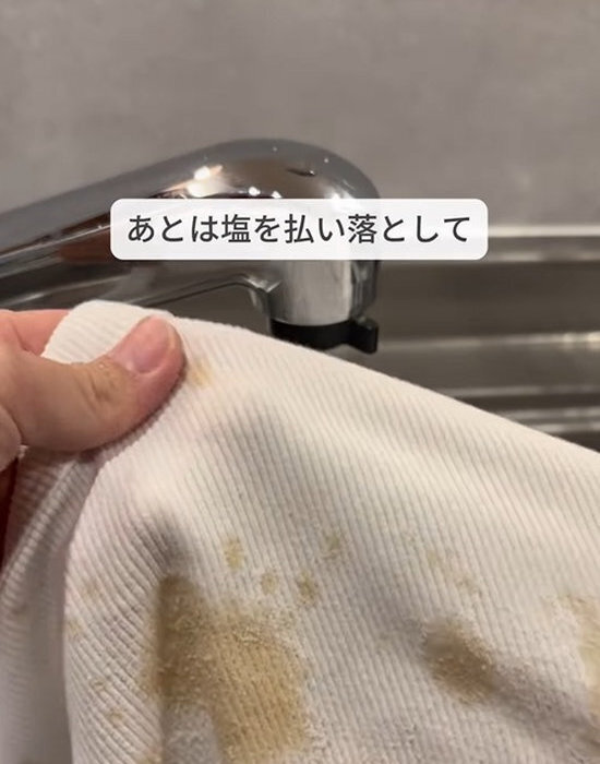 しつこい茶渋が塩で落ちる？　手軽な裏技に「助かった」「すぐ試す」