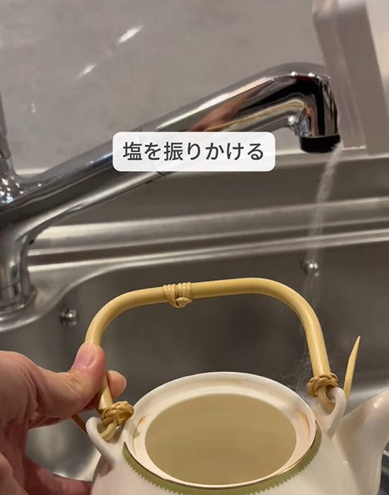 しつこい茶渋が塩で落ちる？　手軽な裏技に「助かった」「すぐ試す」