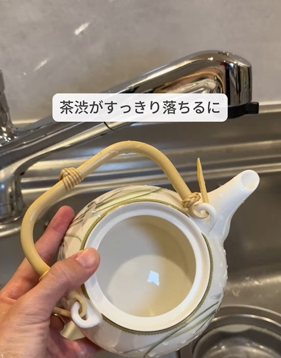 しつこい茶渋が塩で落ちる？　手軽な裏技に「助かった」「すぐ試す」