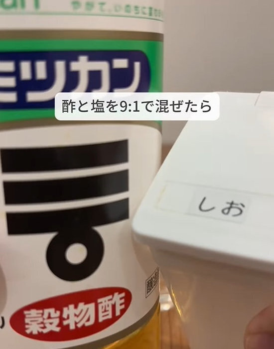 しつこい茶渋が塩で落ちる？　手軽な裏技に「助かった」「すぐ試す」