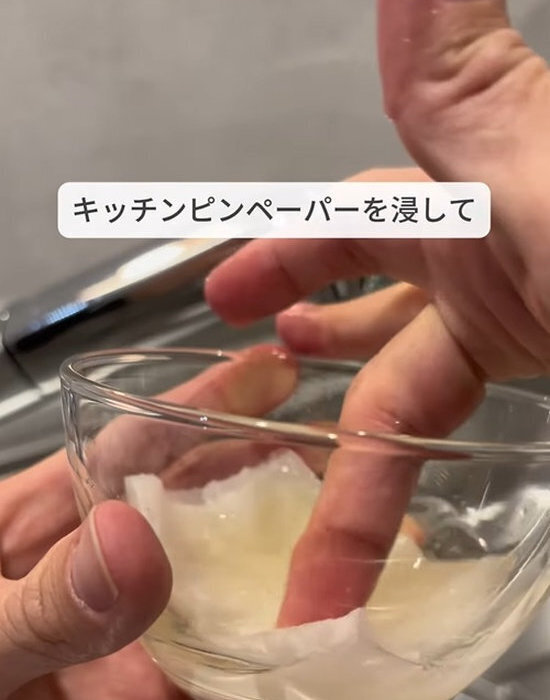 しつこい茶渋が塩で落ちる？　手軽な裏技に「助かった」「すぐ試す」