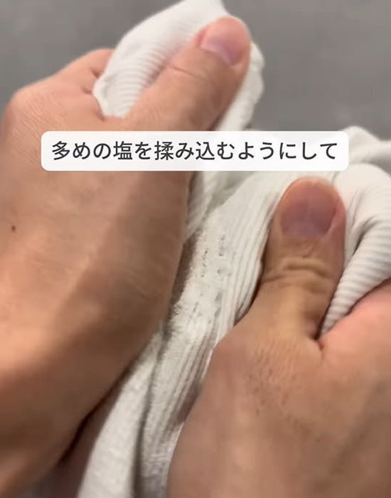 しつこい茶渋が塩で落ちる？　手軽な裏技に「助かった」「すぐ試す」