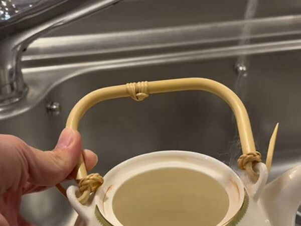 しつこい茶渋が塩で落ちる？　手軽な裏技に「助かった」「すぐ試す」