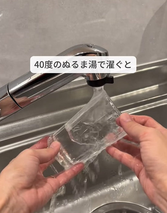 しつこい茶渋が塩で落ちる？　手軽な裏技に「助かった」「すぐ試す」