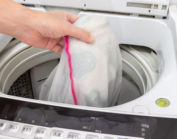 古くなったシミも落ちる？　カーテン掃除のコツに「知らなかった」「助かる」