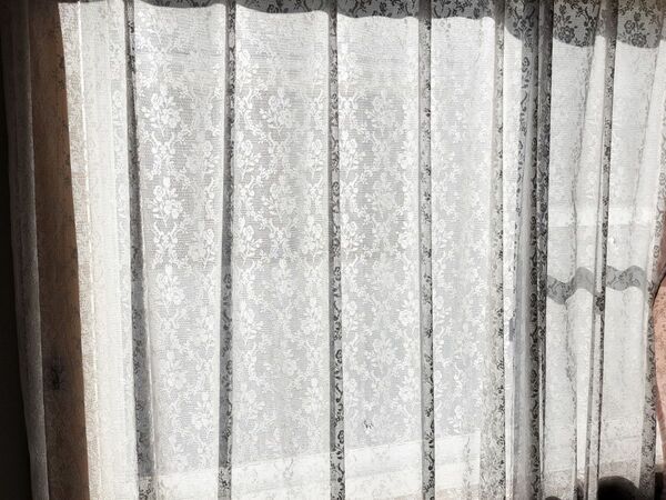 古くなったシミも落ちる？　カーテン掃除のコツに「知らなかった」「助かる」