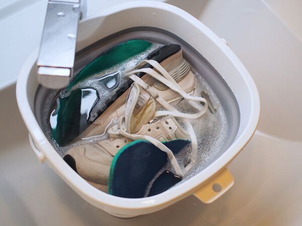「明日もこの靴履きたいのに…」　洗わずできる対策に「助かる」「いいこと知った」