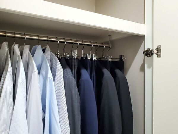 スーツにホコリが付くのはなぜ？　原因に「納得」「気を付けたい」