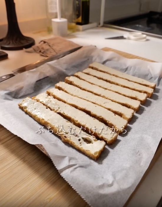 厚揚げをカリカリに焼いて…　まさかの組み合わせに「合いすぎ！」「クセになる」
