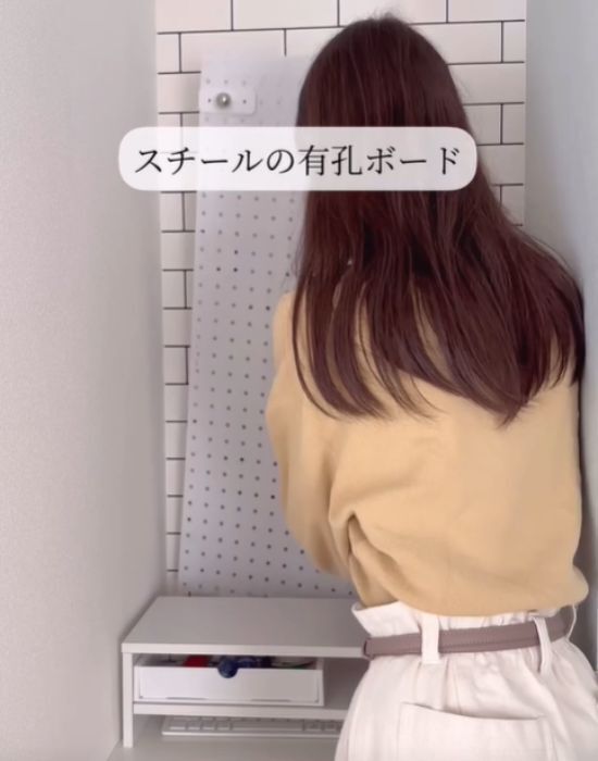 「棚を置くスペースがない…」　そんな時の収納術に「助かる」「真似したい」