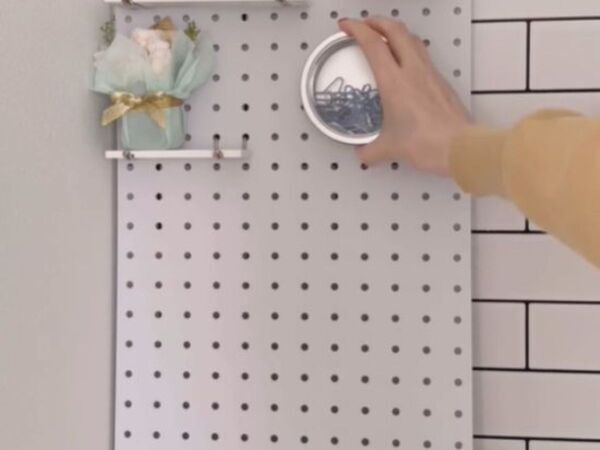 「棚を置くスペースがない…」　そんな時の収納術に「助かる」「真似したい」