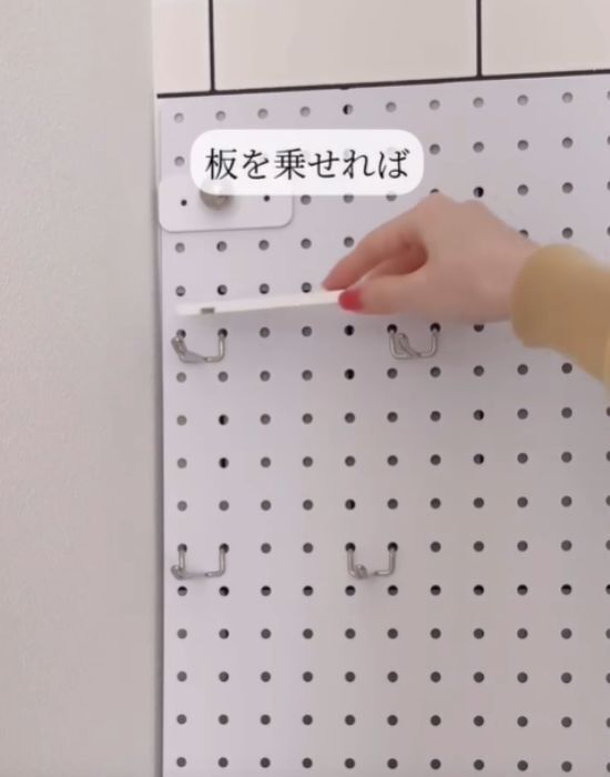 「棚を置くスペースがない…」　そんな時の収納術に「助かる」「真似したい」