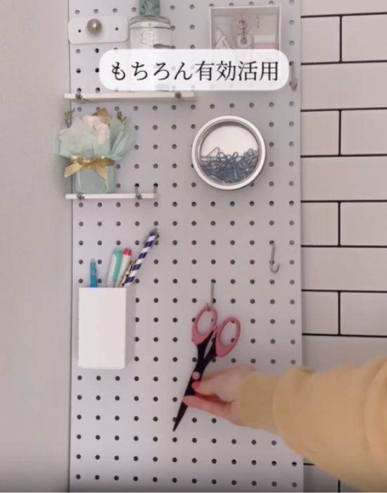 「棚を置くスペースがない…」　そんな時の収納術に「助かる」「真似したい」