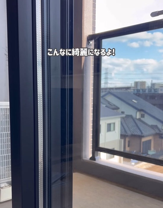 「なんでこんなにキレイに？」　網戸掃除の裏技に「びっくりした」「気持ちいい」