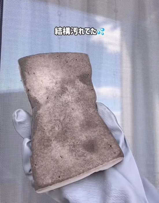 「なんでこんなにキレイに？」　網戸掃除の裏技に「びっくりした」「気持ちいい」