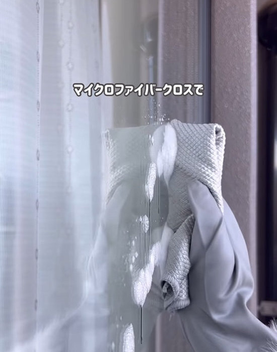 「なんでこんなにキレイに？」　網戸掃除の裏技に「びっくりした」「気持ちいい」
