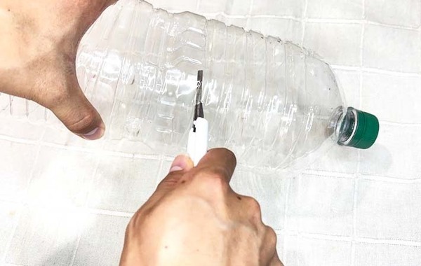 飲み終わったペットボトル、捨てるの待って！　夏に便利な活用法とは？