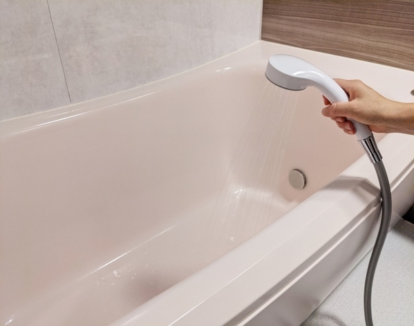 お風呂のピンク汚れに『重曹』をかけたら？　意外な変化に「知らなかった」「簡単すぎる」