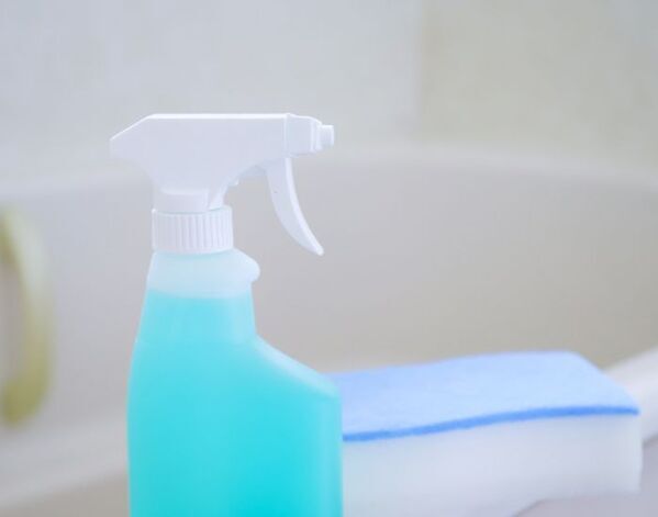 お風呂のピンク汚れに『重曹』をかけたら？　意外な変化に「知らなかった」「簡単すぎる」