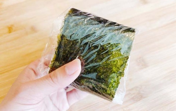 手作りおにぎりをラップで包む時に…？　ひと工夫で海苔が『パリパリ』に！