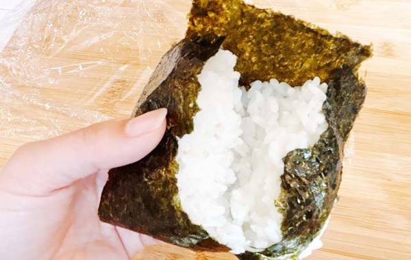 手作りおにぎりをラップで包む時に…？　ひと工夫で海苔が『パリパリ』に！