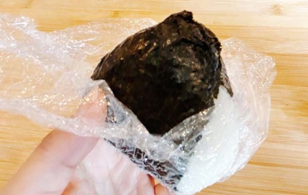 手作りおにぎりをラップで包む時に…？　ひと工夫で海苔が『パリパリ』に！