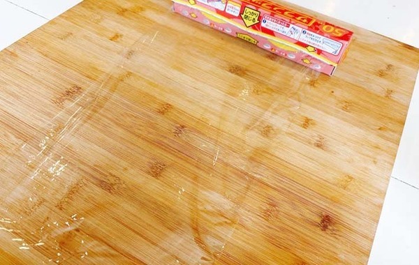 手作りおにぎりをラップで包む時に…？　ひと工夫で海苔が『パリパリ』に！