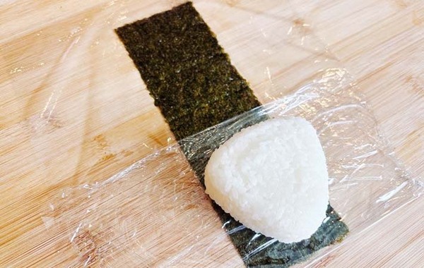 手作りおにぎりをラップで包む時に…？　ひと工夫で海苔が『パリパリ』に！
