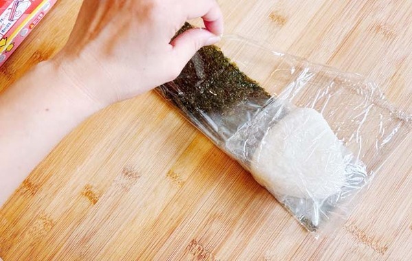手作りおにぎりをラップで包む時に…？　ひと工夫で海苔が『パリパリ』に！