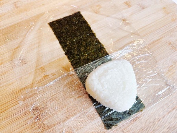 手作りおにぎりをラップで包む時に…？　ひと工夫で海苔が『パリパリ』に！