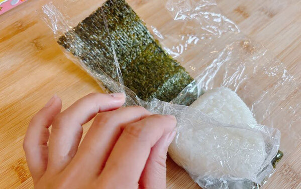 手作りおにぎりをラップで包む時に…？　ひと工夫で海苔が『パリパリ』に！