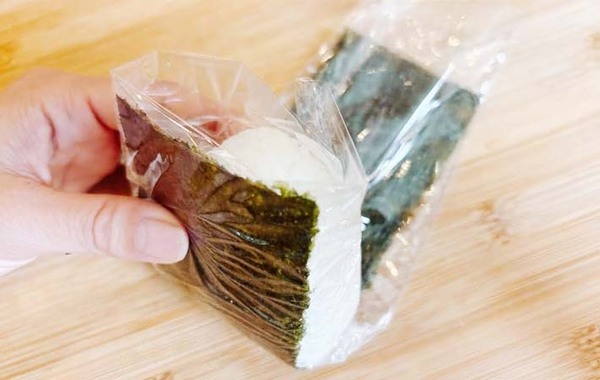 手作りおにぎりをラップで包む時に…？　ひと工夫で海苔が『パリパリ』に！