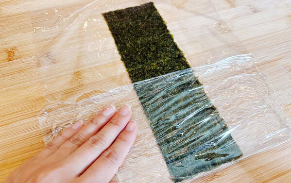 手作りおにぎりをラップで包む時に…？　ひと工夫で海苔が『パリパリ』に！