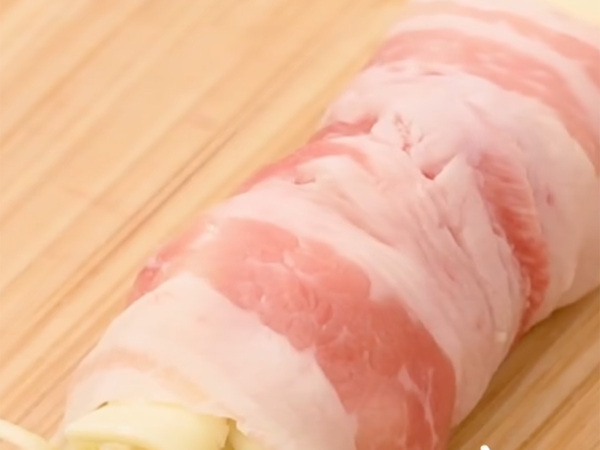 豚肉で巻いたのは？　ミツカンのアイディアに「簡単で助かる」「子供が喜びそう」