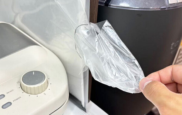 クリアファイルを少し切って…？　意外な使い道に「これは便利！」