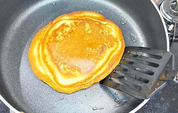 「モチモチ！」「牛乳いらず」　ホットケーキミックスに混ぜたのは…？